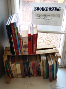 Bookcrossing-hylly Kirjakahvilassa